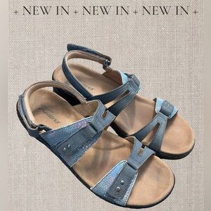 Like New! Trotters strapy blue sandals